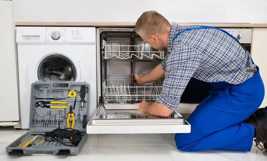 Sapanca Sharp servisi teknisyen ekibi beyaz eşya tamiri yaparken